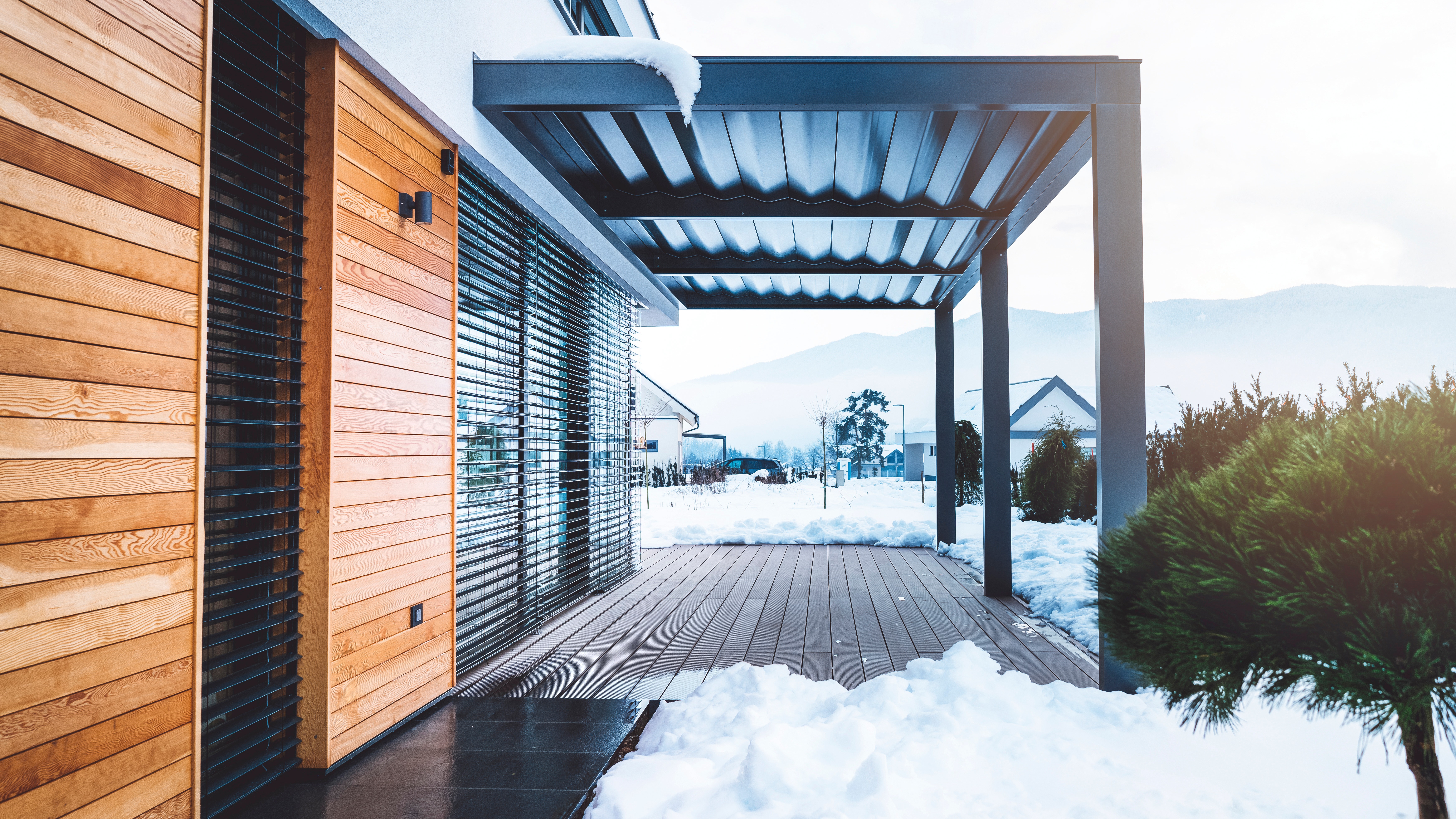 Building in harsh winter powered by primarily renewable energy from the ground without an outdoor unit